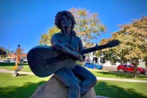 Dolly Parton staue in Sevierville